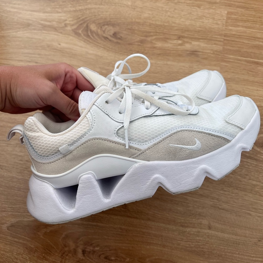 Women’s Nike RYZ white and beige size 9.5 gently used